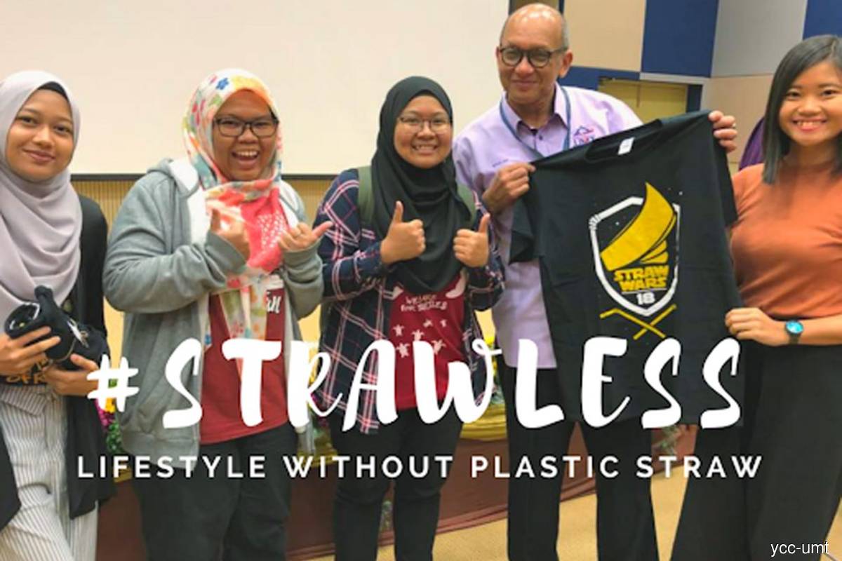 The StrawWars campaigners meet with the Vice Chancellor of Universiti Malaysia Terengganu (UMT) Professor Dr Mazlan Abd Ghaffar (second from right).